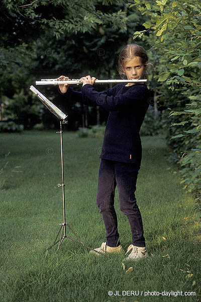 petite fille  la flte - litlle girl with her flute